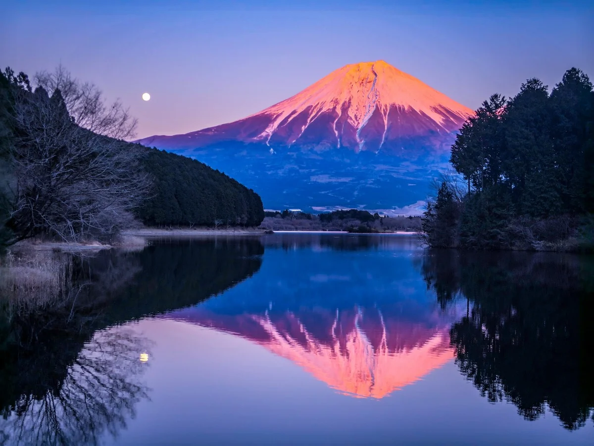 投稿写真：紅富士と月のリフレクション