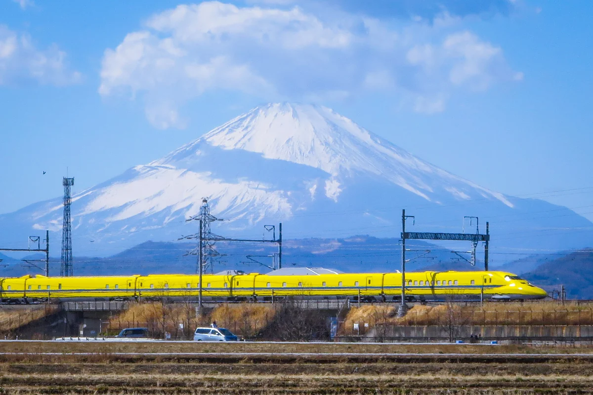 投稿写真：ドクターイエローと富士山