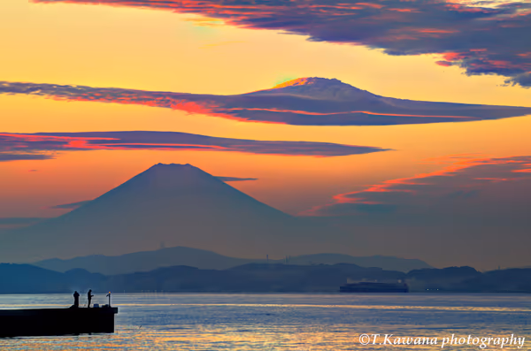 投稿：11月6日の夕刻、富士山の上空に巨大な茜色のクラゲ雲？？