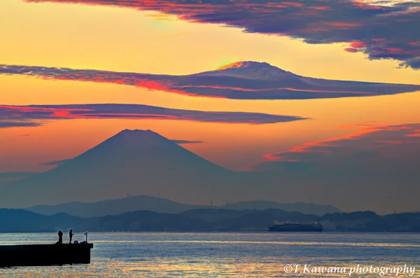 投稿：11月6日の夕刻、富士山の上空に巨大な茜色のクラゲ雲？？