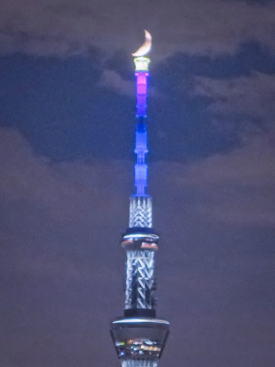 投稿写真：雲越しの六日月パールスカイツリー