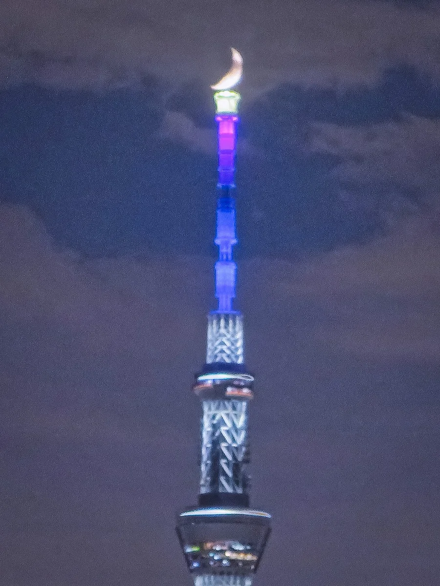 投稿写真：雲越しの六日月パールスカイツリー