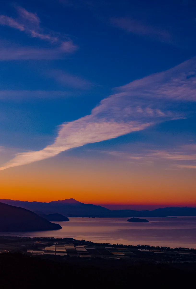 投稿写真：暁光に映える奥琵琶湖