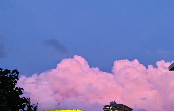 投稿：ピンクのわた菓子雲