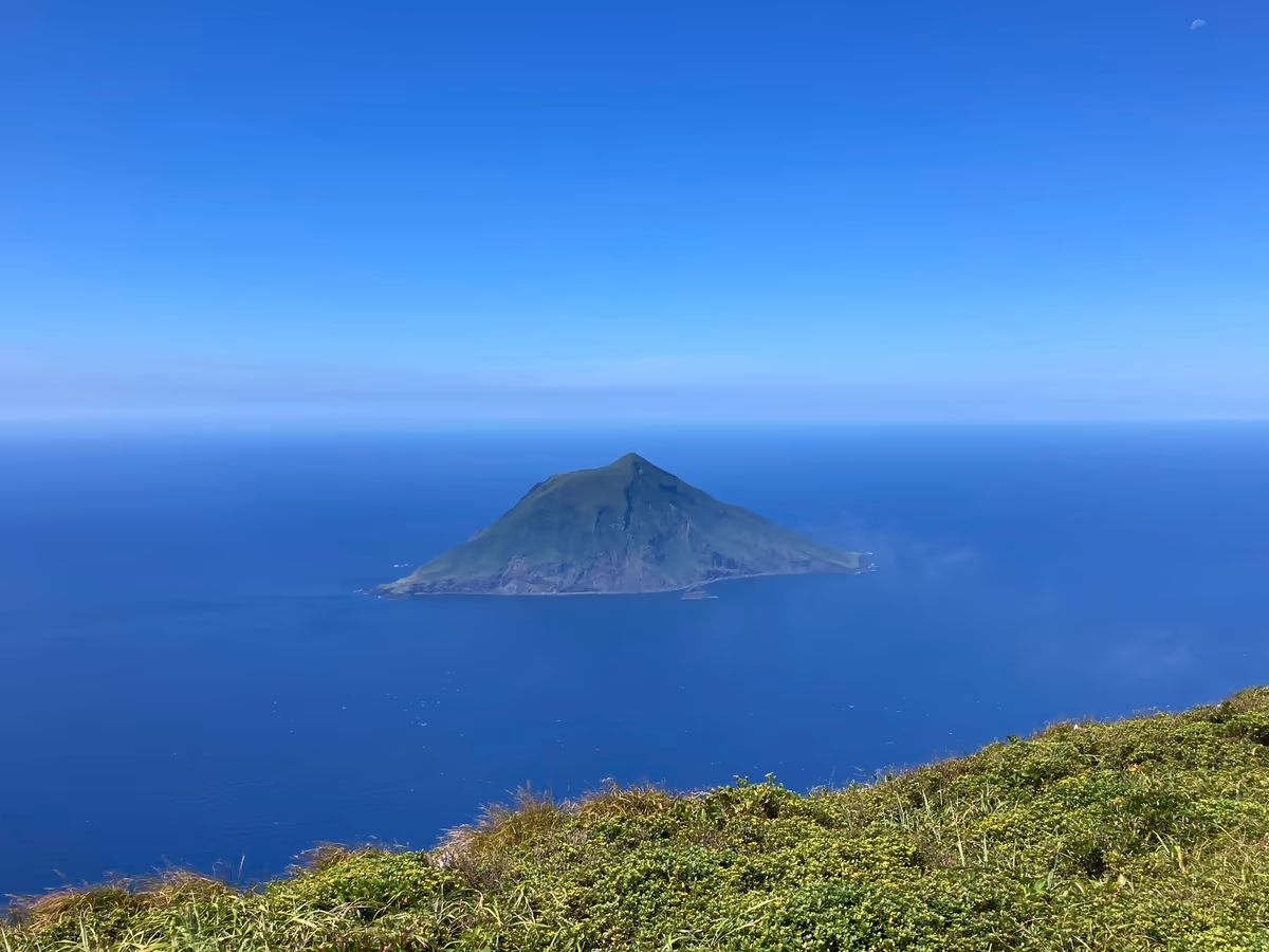 投稿写真：八丈富士の頂上からの八丈小島