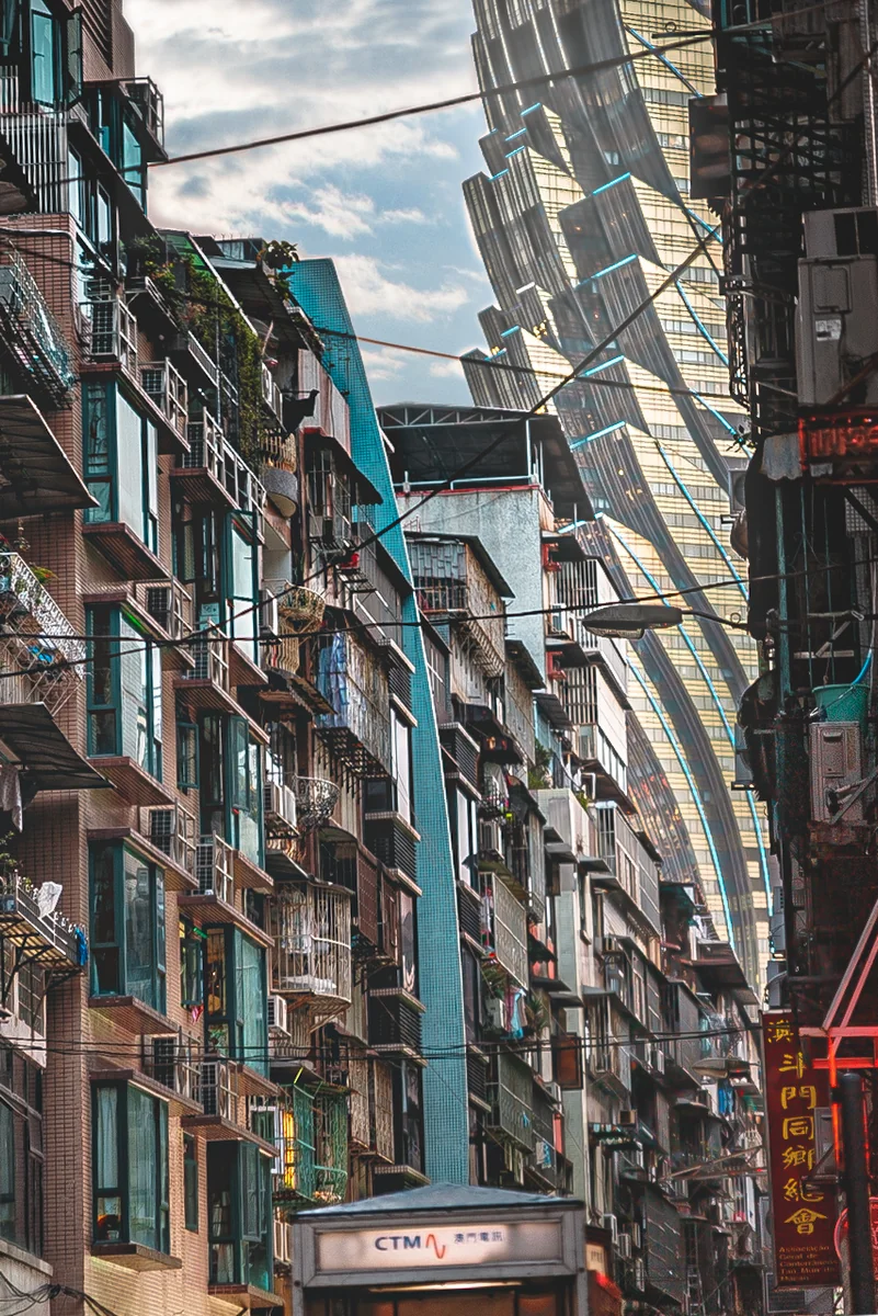 投稿写真：マカオ、グランドリスボアタワーの見える通り