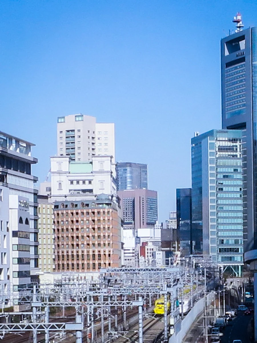 投稿写真：ドクターイエローと白い新幹線のすれ違い