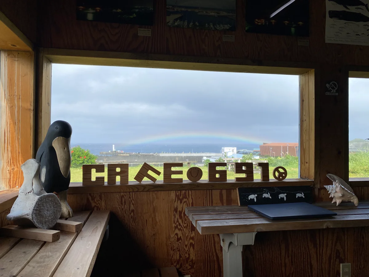 投稿写真：窓のフレームに虹