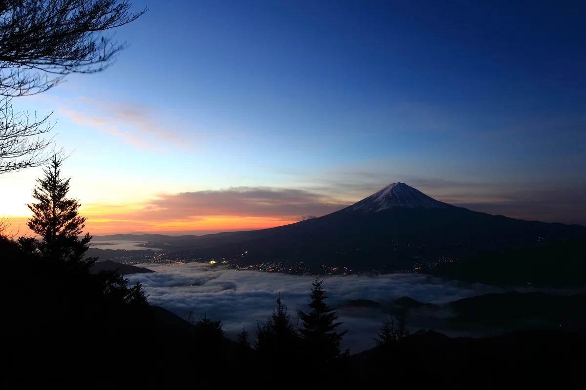 投稿写真：夜明け前、雲海の富士山