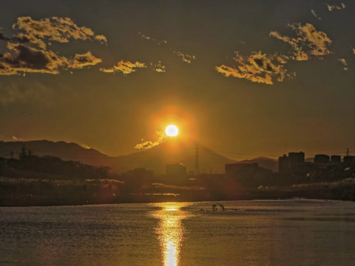 投稿写真：ダイヤモンド富士の始まりと光の道