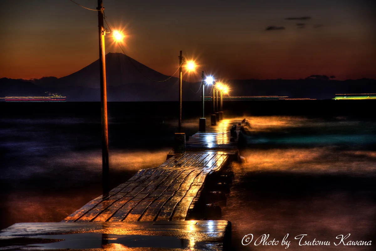 投稿写真：暮れるレトロ桟橋、大潮煙る灯火。