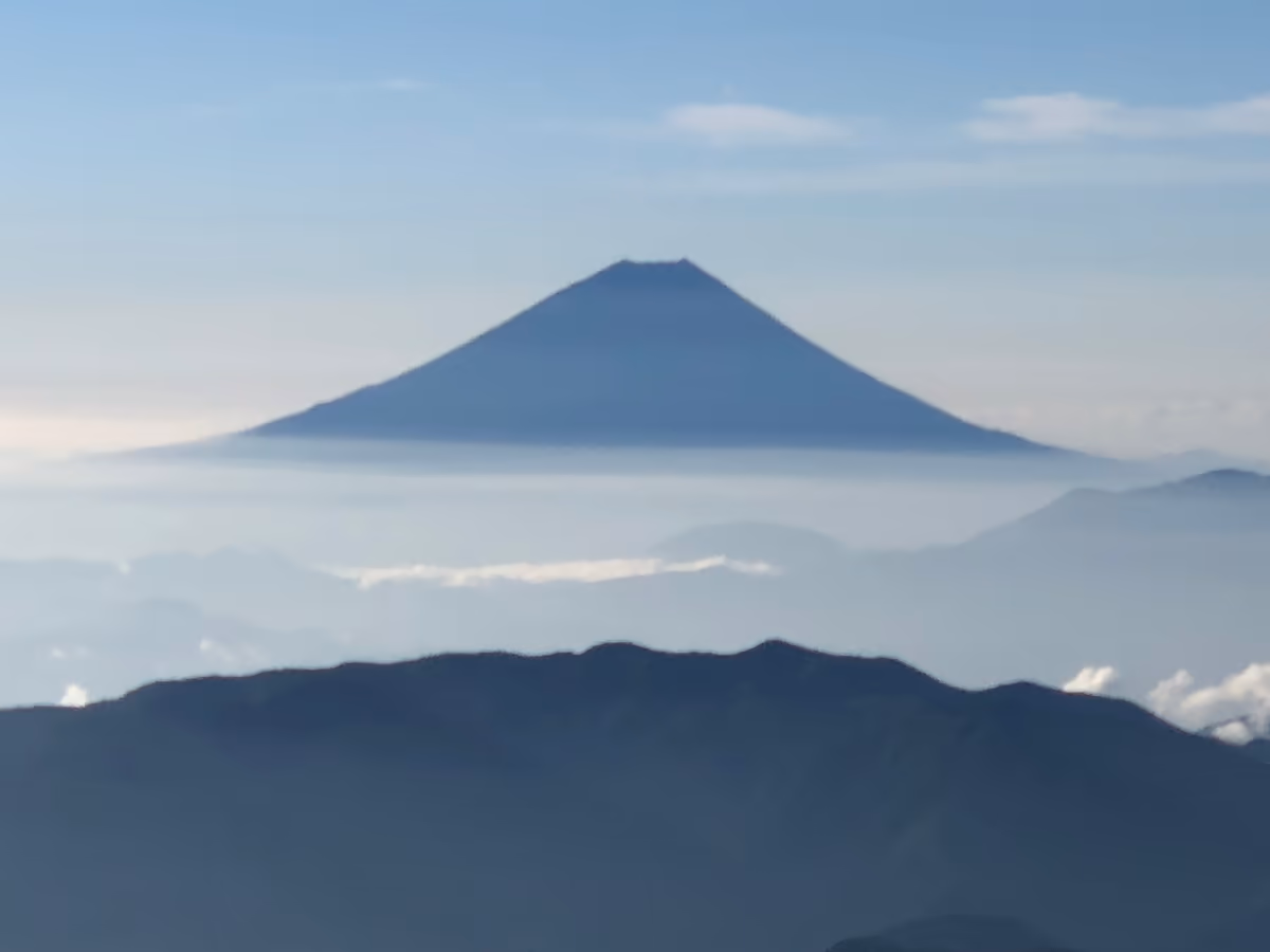 投稿写真：北岳直下の肩の小屋から観た富士山