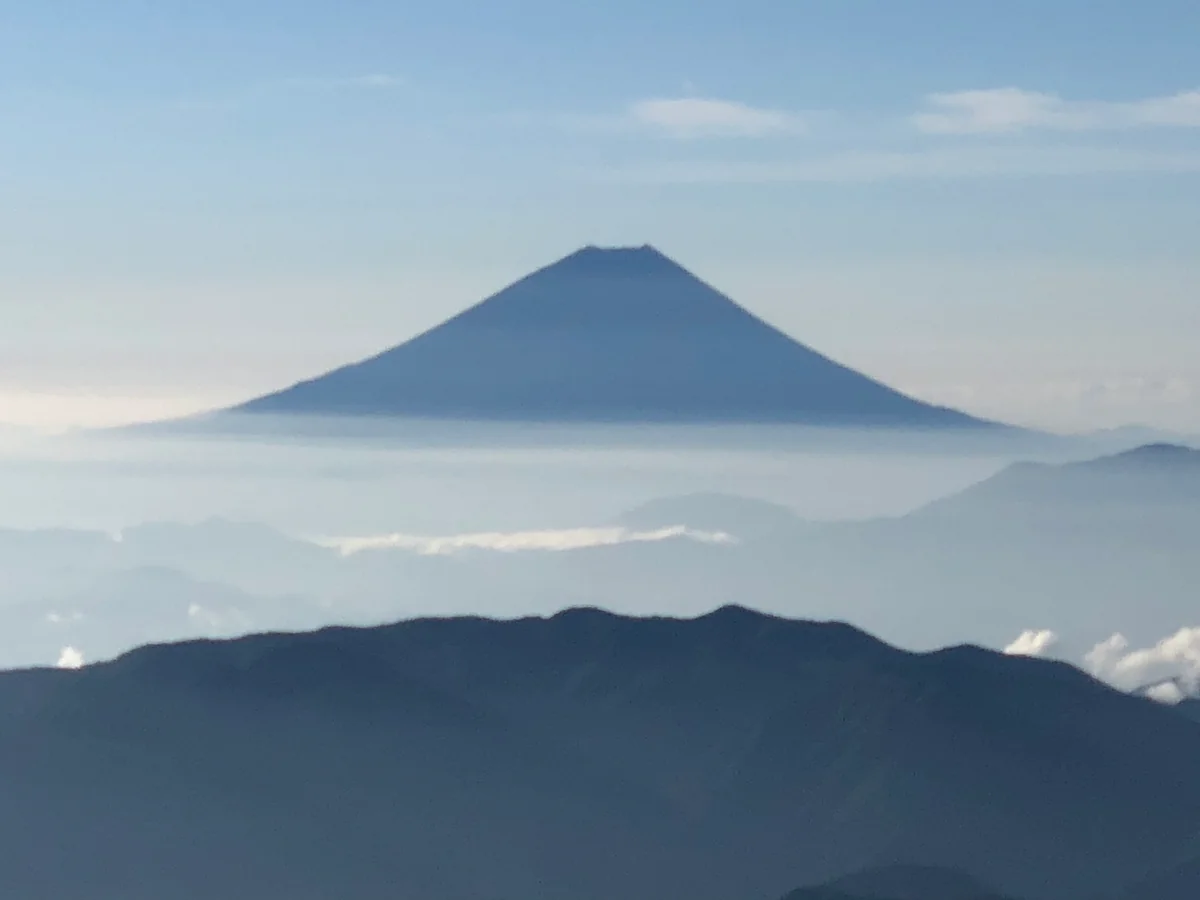 投稿写真：北岳直下の肩の小屋から観た富士山