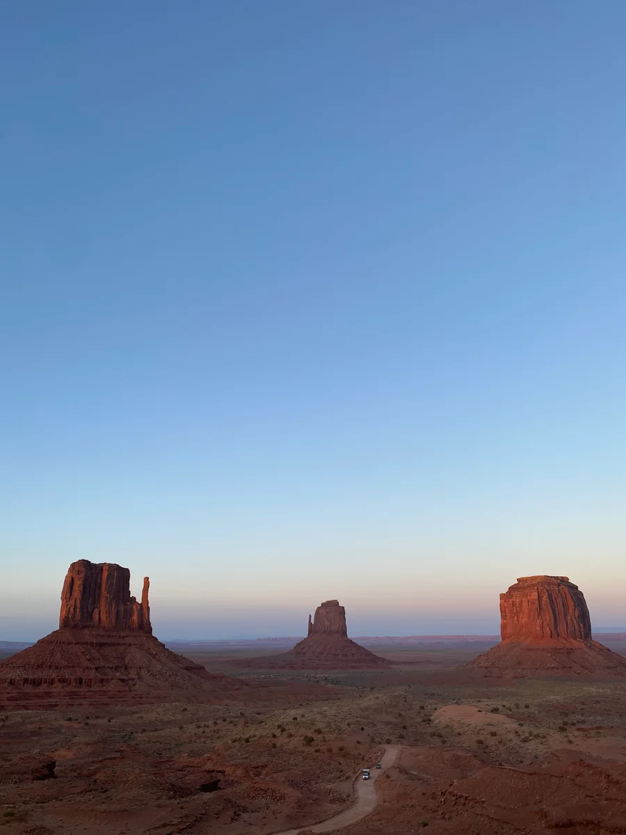 投稿写真：夜を迎えようとするモニュメントバレー