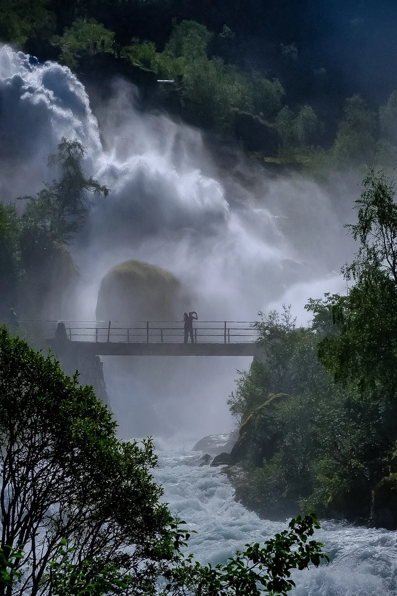 投稿写真：ブリクスダール氷河の前にある滝