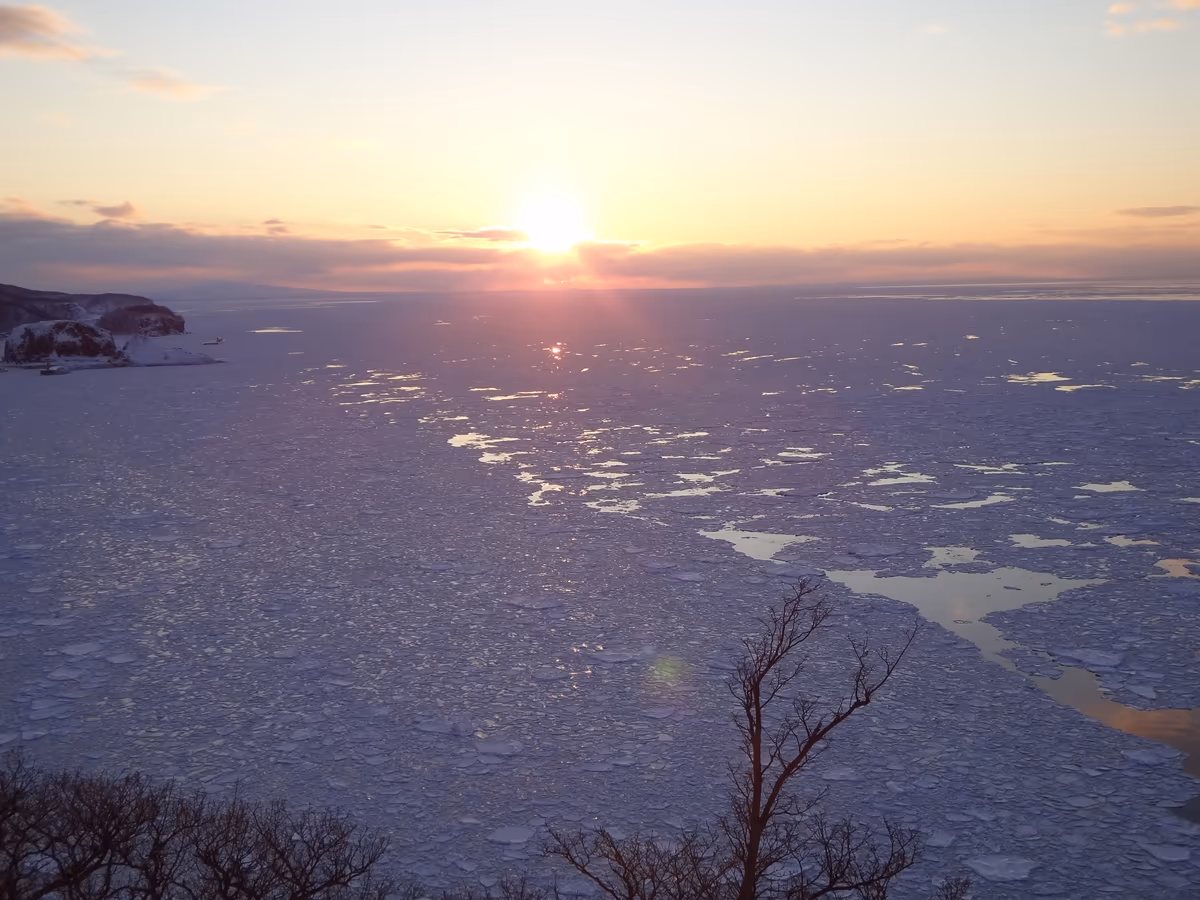 投稿写真：知床の夕景と流氷。