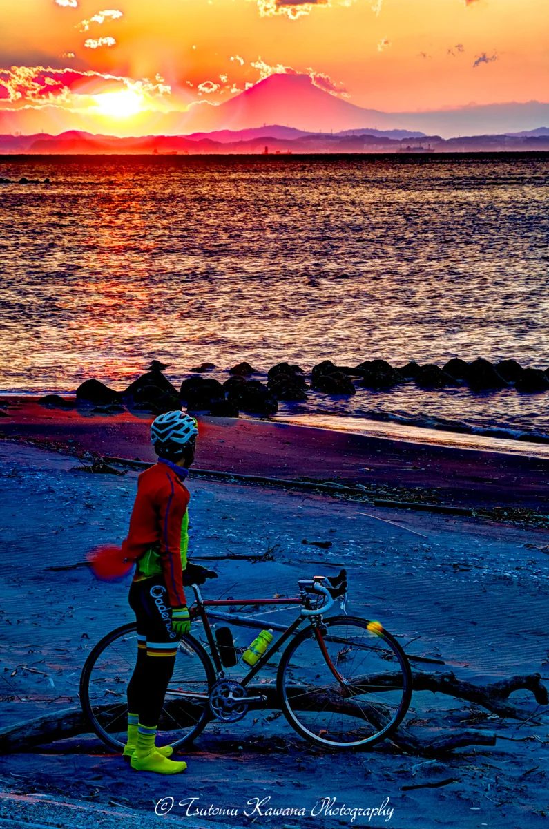 投稿写真：黄昏サイクリスト、夕陽富士を眺める。