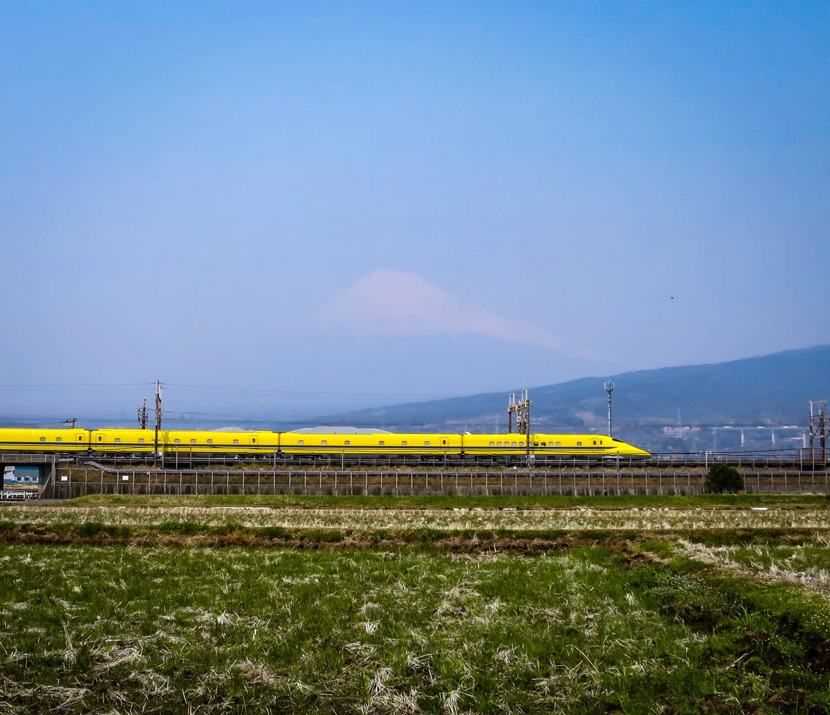 投稿写真：ドクターイエローと霞富士