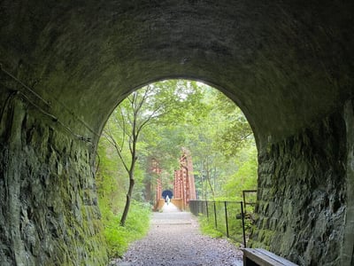異世界へ通じる道?トンネル・アーチの先の絶景メイン画像