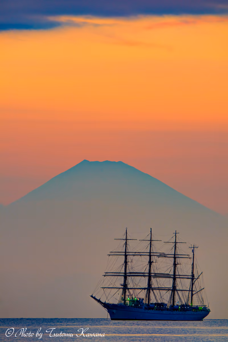 投稿写真：夕富士に抱かれる日本丸の雄姿。