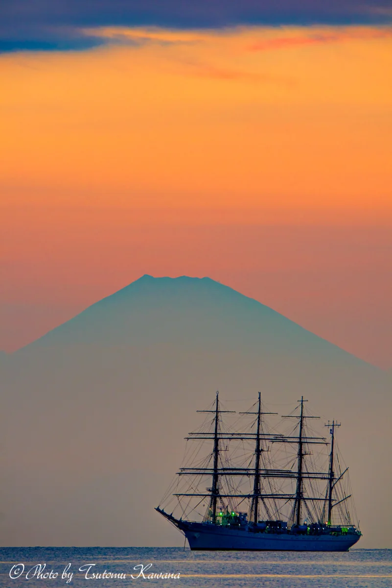 投稿写真：夕富士に抱かれる日本丸の雄姿。
