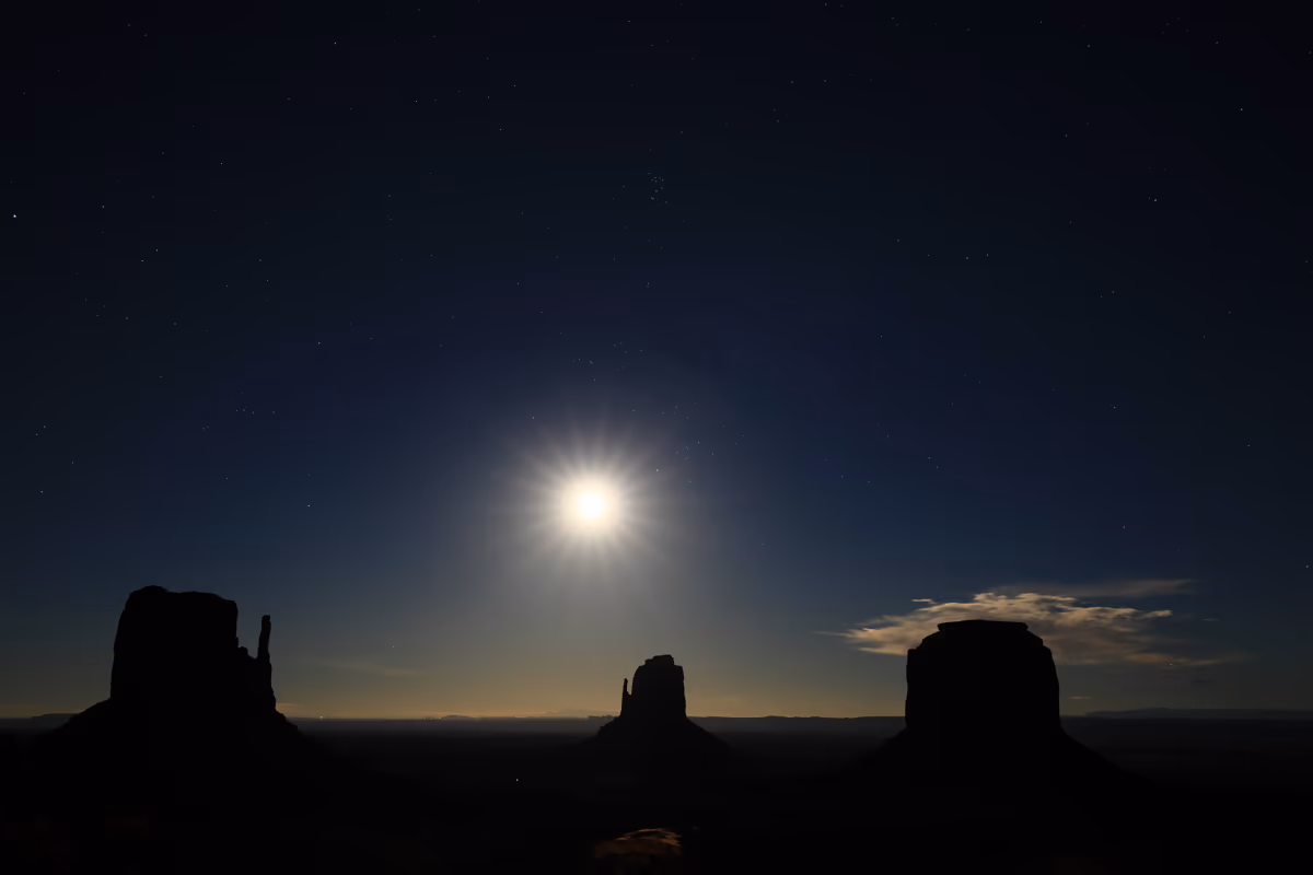 投稿写真：Monument valley の満月