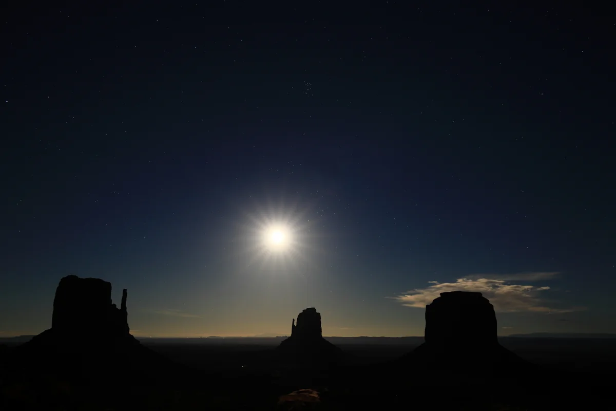 投稿写真：Monument valley の満月