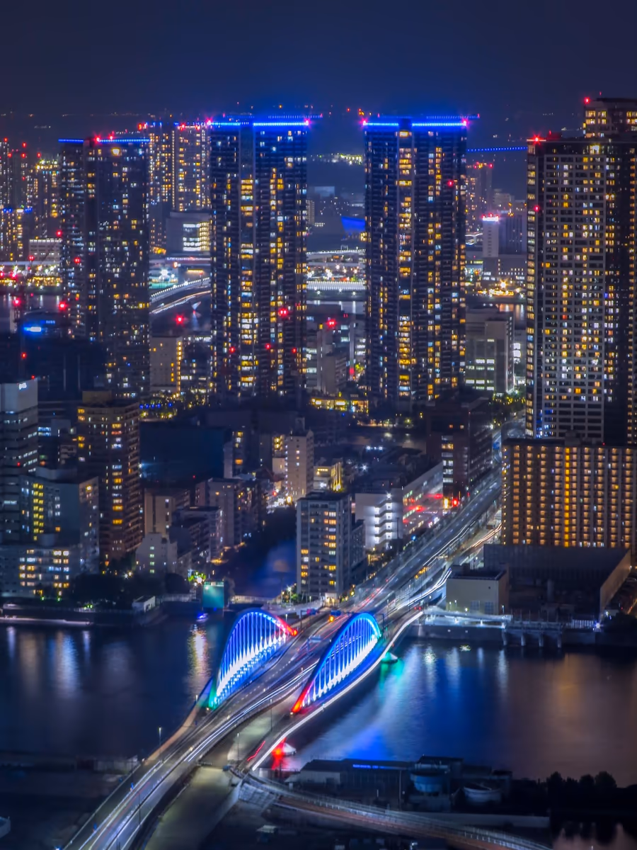 投稿写真：パラリンピックカラーの築地大橋と超高層マンション群