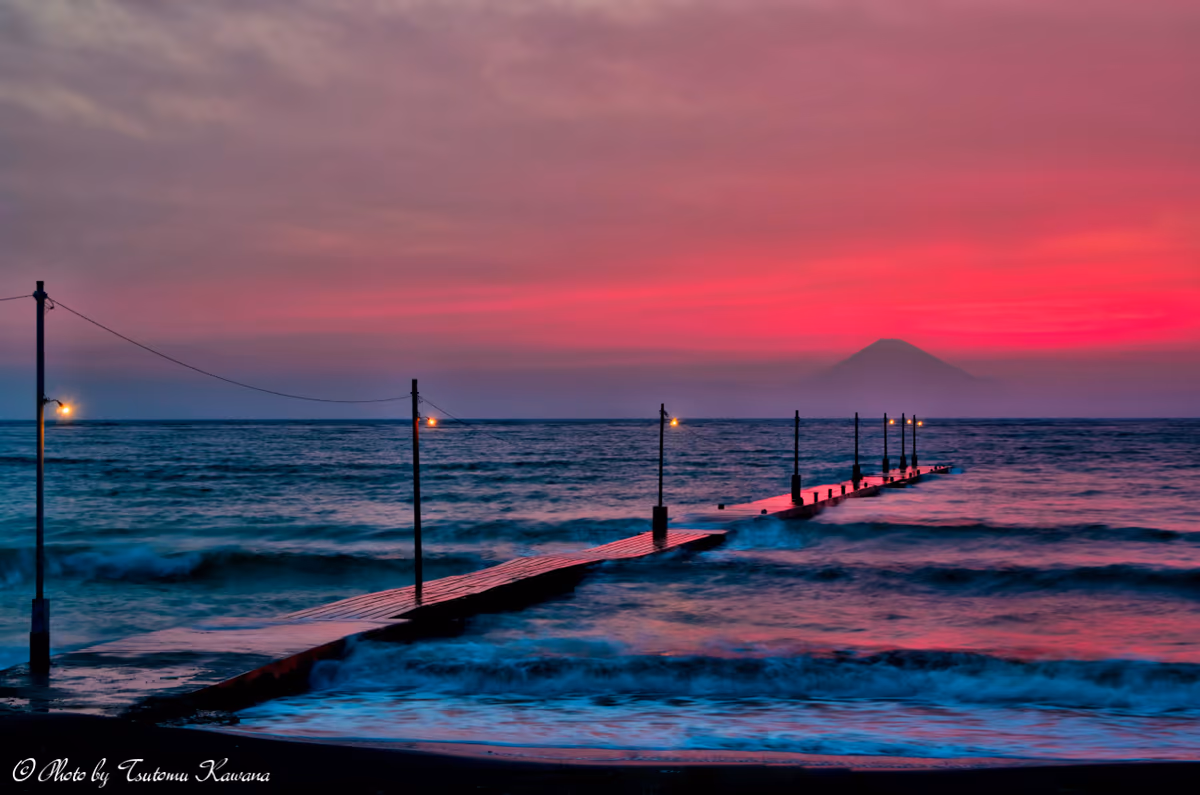 投稿写真：紅焼け空に浮かびし富士の姿あり。