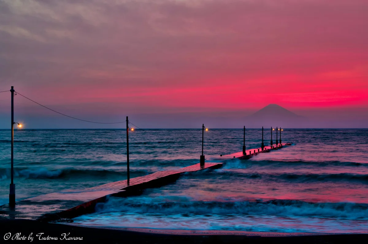 投稿写真：紅焼け空に浮かびし富士の姿あり。
