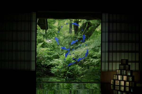 投稿：深緑に映える青い魚のオブジェ