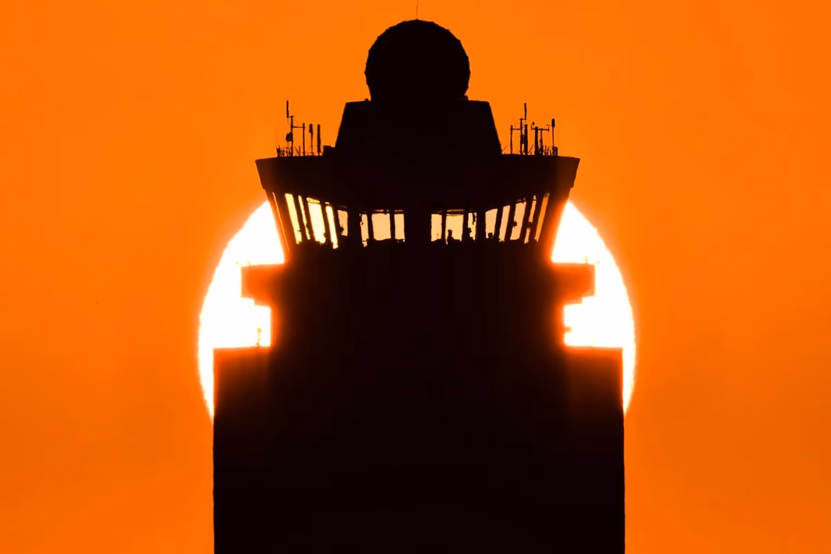 投稿写真：朝日と管制塔