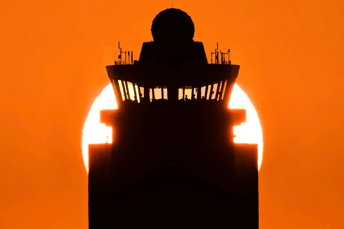 投稿写真：朝日と管制塔