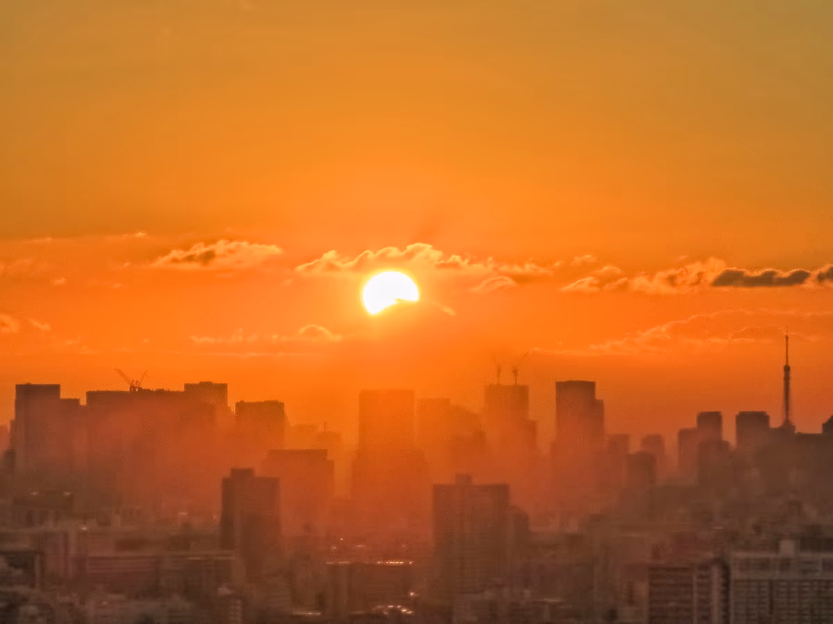 投稿写真：東京都心の上のダイヤモンド富士