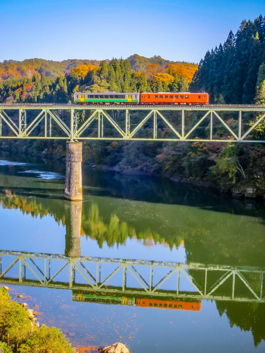 投稿写真：錦秋の第二只見川橋梁を渡る只見線