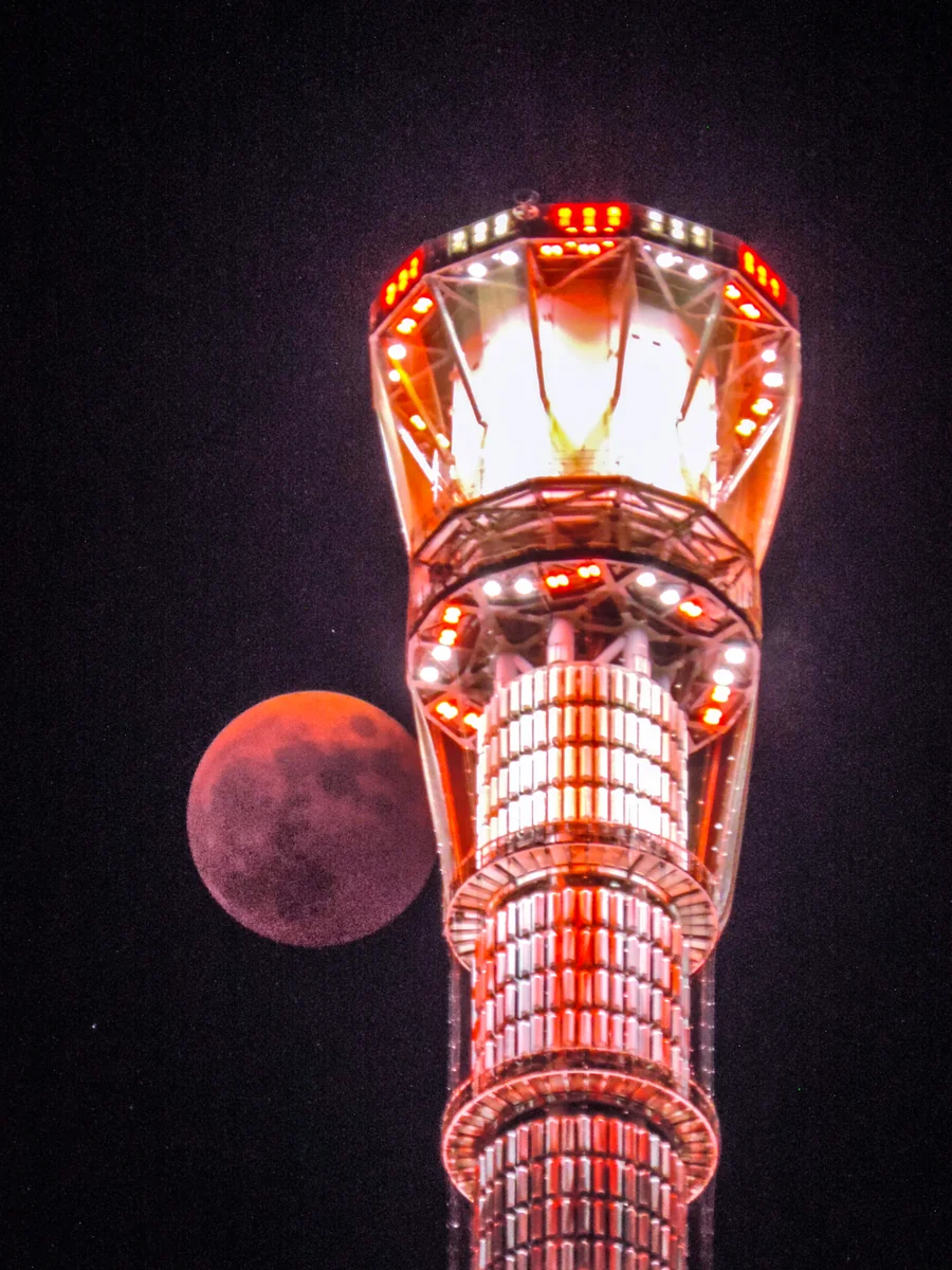 投稿写真：皆既月食~スカイツリーにタッチ