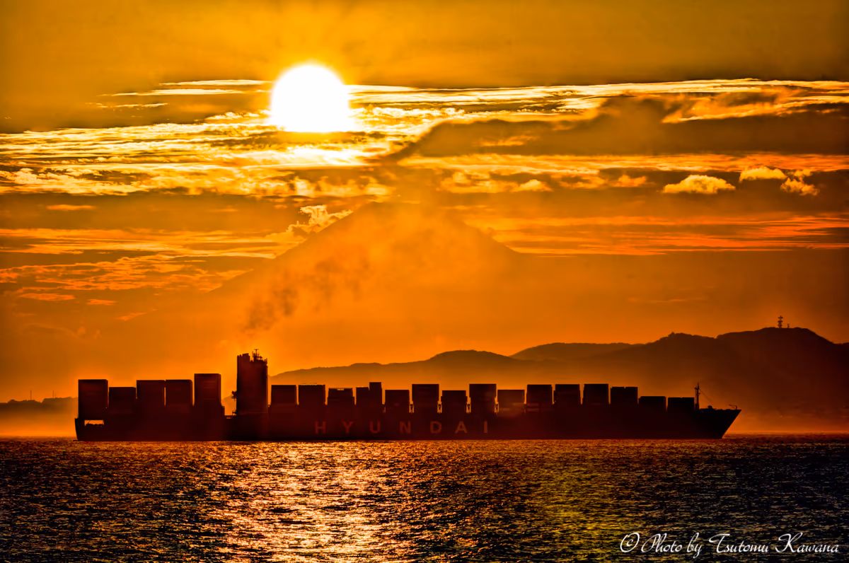 投稿写真：浦賀水道に輝く、黄金夕陽富士。