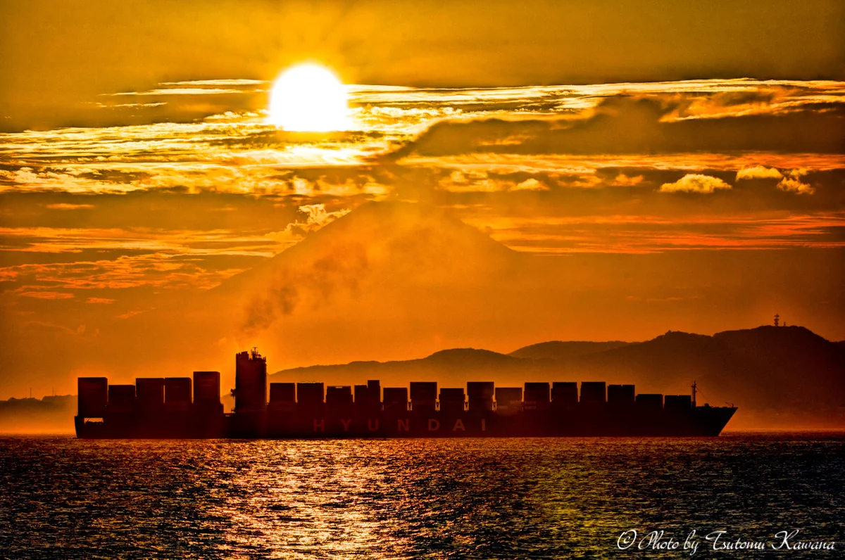 投稿写真：浦賀水道に輝く、黄金夕陽富士。