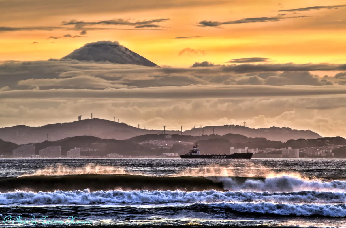 投稿写真：富士に絡む夕雲靡き、房総波高し。