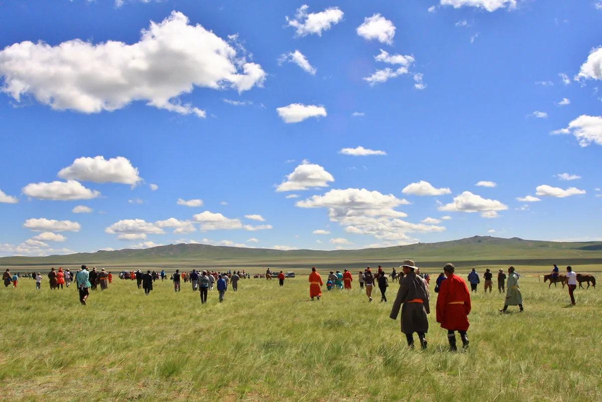 投稿写真：モンゴル高原、地平線に向かって歩く遊牧民たち