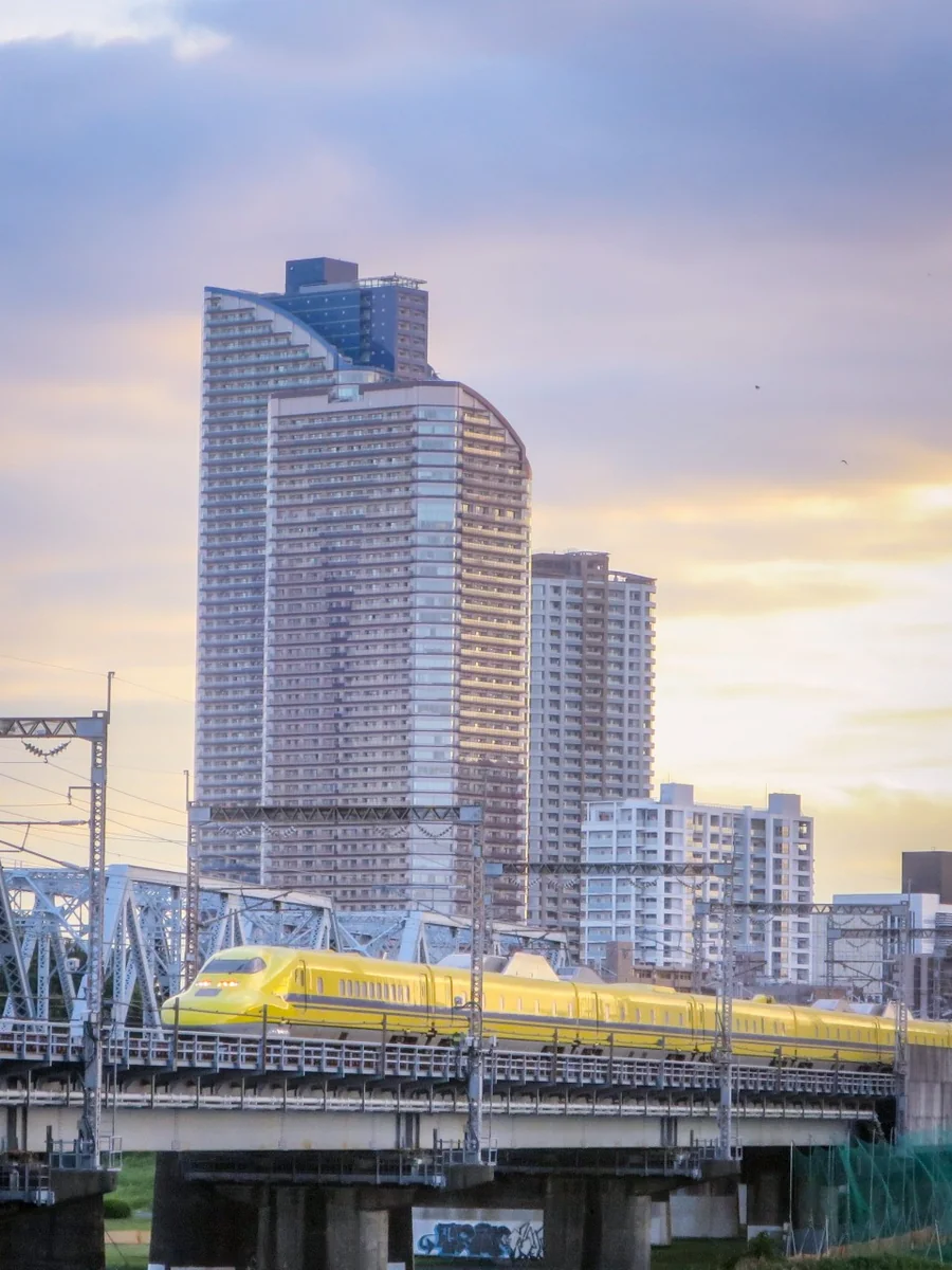 投稿写真：タワマンとドクターイエロー