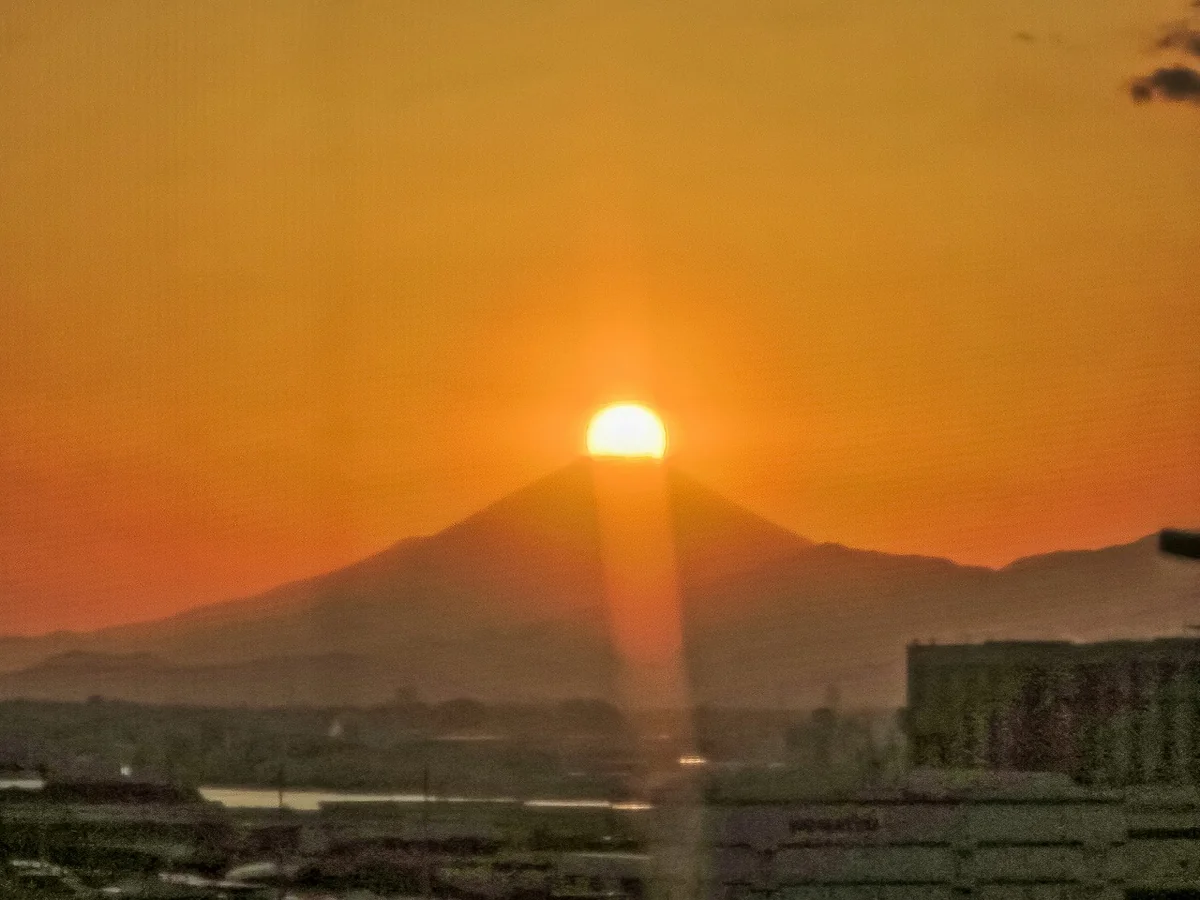 投稿写真：ネット越しダイヤモンド富士