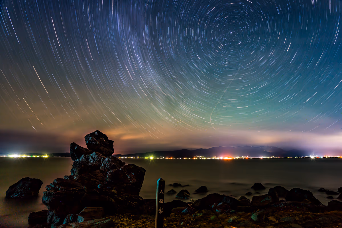 投稿写真：星空眺める人面岩