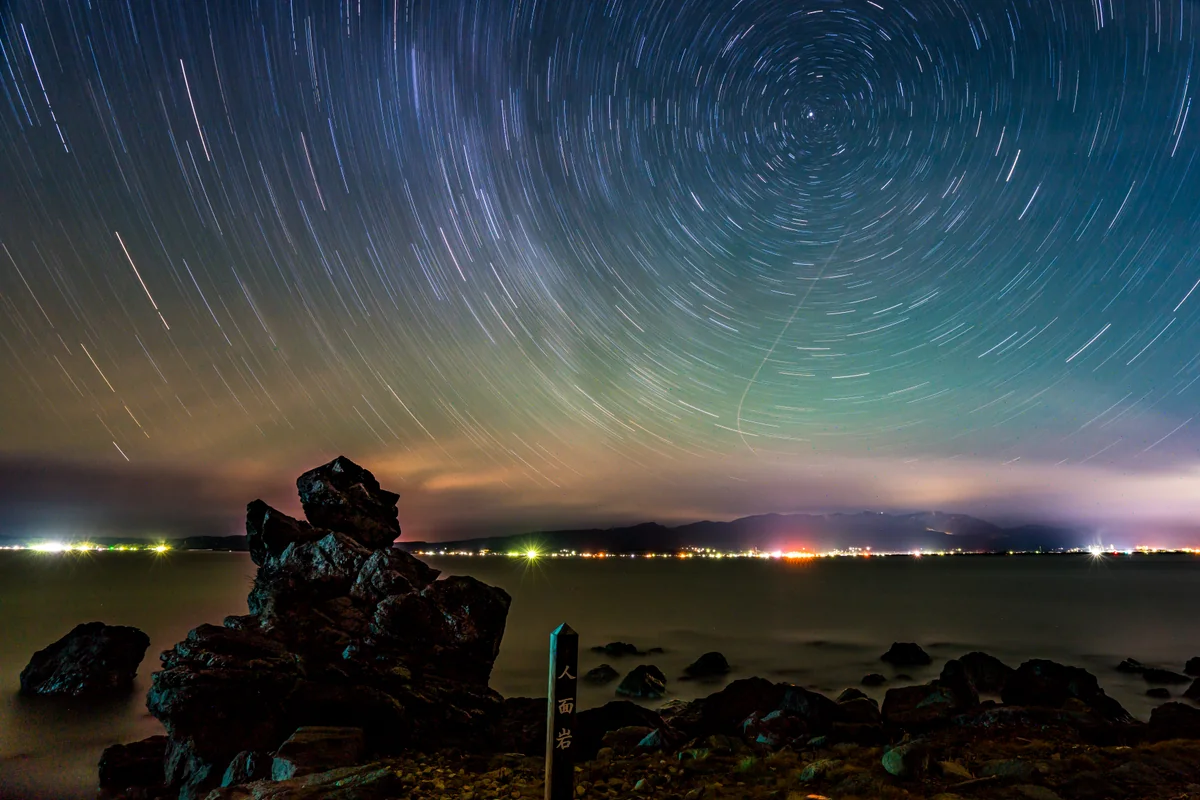 投稿写真：星空眺める人面岩