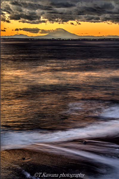 投稿：暮れ行く渚に波は寂光を煌めかせ、 夕富士を仰ぐ。。。