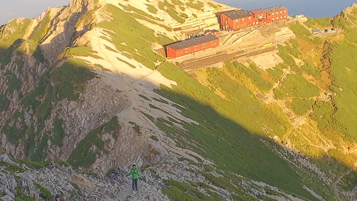 投稿写真：頂上の影が山荘に迫る。