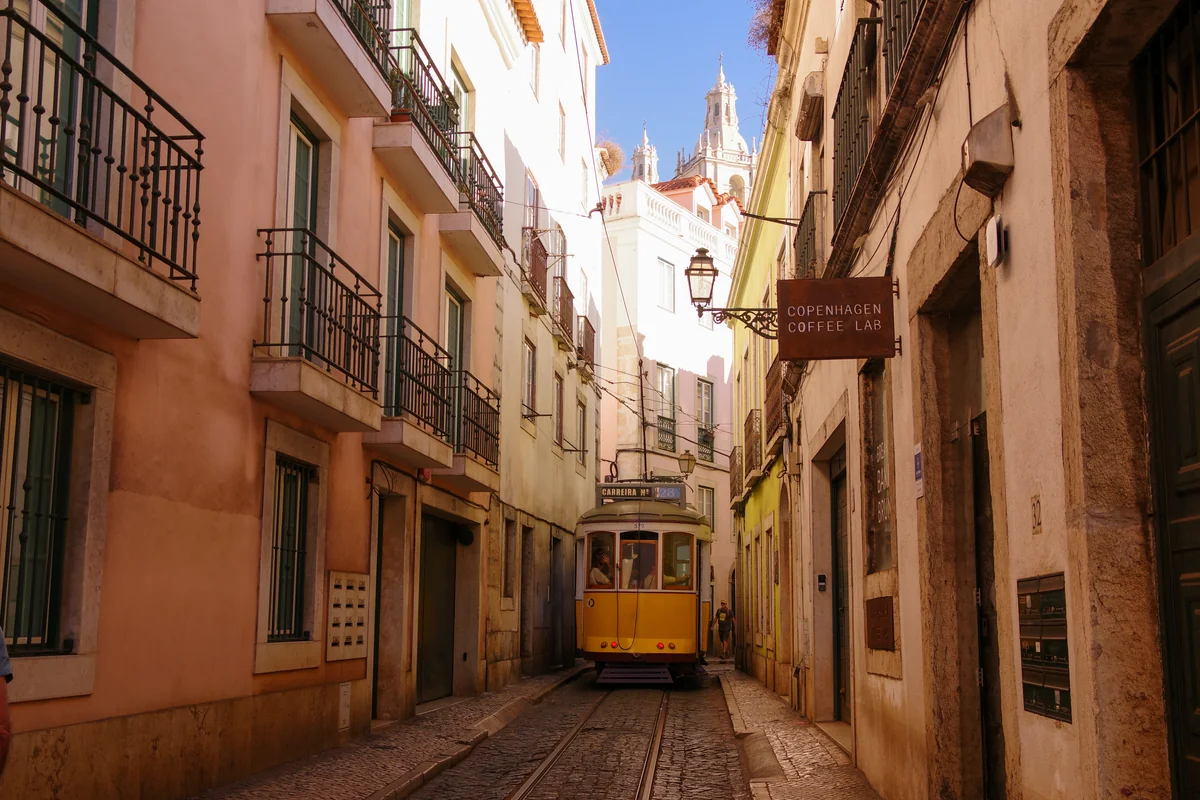 投稿写真：リスボンの旧市街を行くトラム