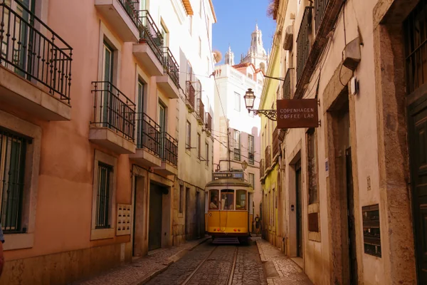 投稿：リスボンの旧市街を行くトラム