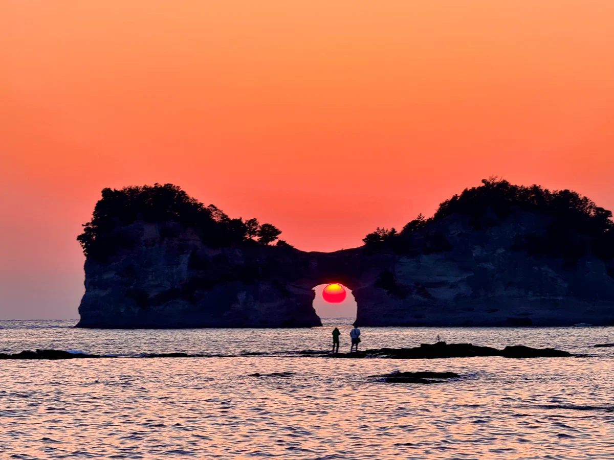 投稿写真：年に2回奇跡の絶景円月島に沈む夕陽