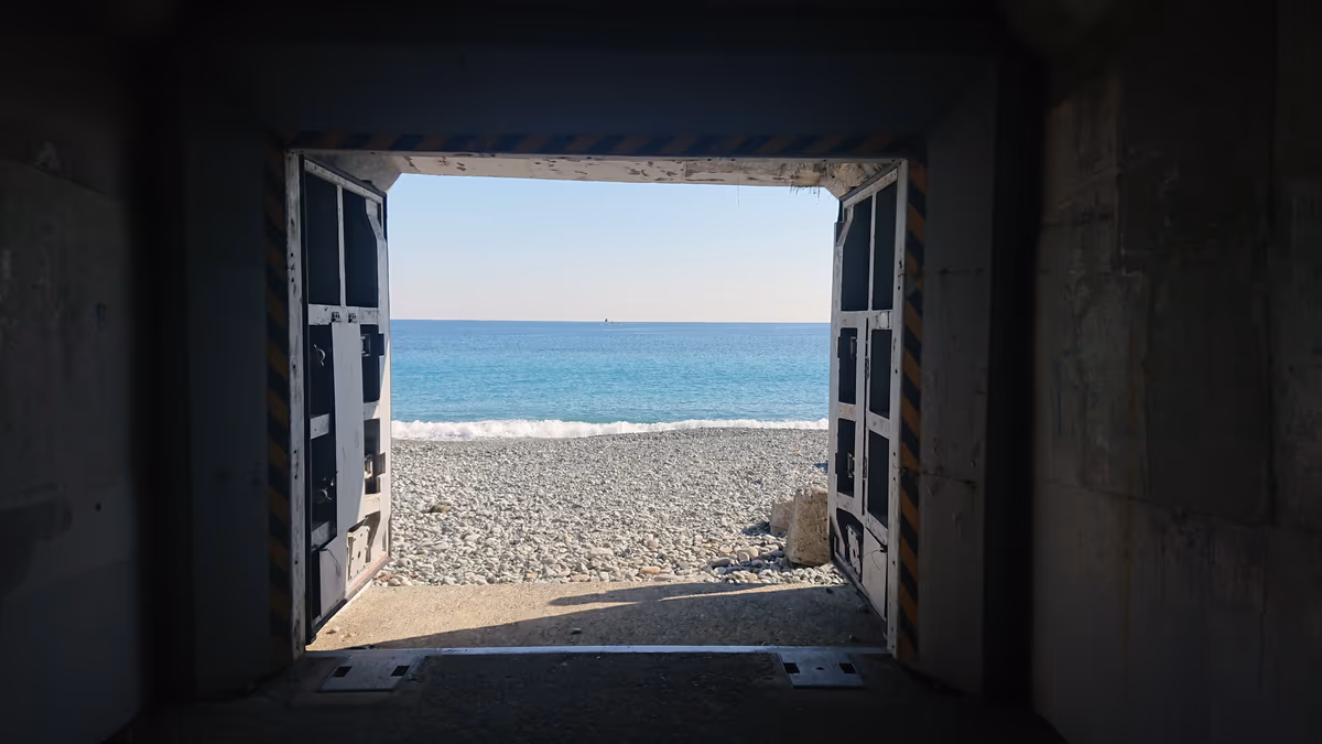 投稿写真：海へのトンネル